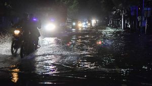 హైదరాబాద్‌లోని పలు ప్రాంతాల్లో భారీ వర్షం: రహదారులు జలమయం,  ట్రాఫిక్‌ జామ్