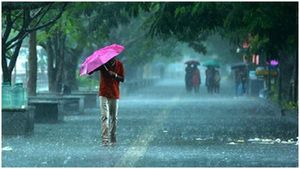 హైదరాబాద్‌లోని పలు ప్రాంతాల్లో భారీ వర్షం: మరో మూడ్రోజులు తెలంగాణలో ఎండలు తీవ్రం, వానలు కూడా