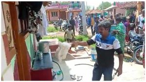 భిక్షగాళ్లు అనుకుంటున్నారా ?, చీరలు, కోళ్లు బీజేపీ నాయకుల ముఖం మీదకొట్టి ? 