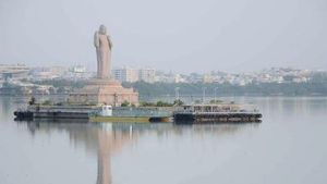 హుస్సేన్ సాగర్‌లో తేలియాడిన మహిళ మృతదేహం 