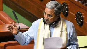 సిద్దరామయ్య అంతు చూడండి, మాజీ డీసీఎంకు 70 ఎంఎం సినిమా, ఎఫ్ఐఆర్ తో ! 