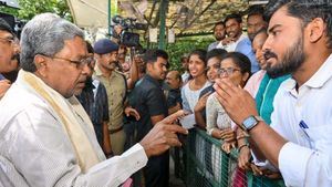 నాడు వైఎస్సార్- నేడు సిద్ధరామయ్య: జనంతో నేరుగా