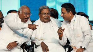 పవర్, రివర్స్ ఆపరేషన్ కు సిద్దం అయిన కాంగ్రెస్, జేడీఎస్, ఢిల్లీ నుంచి దౌడ్! 