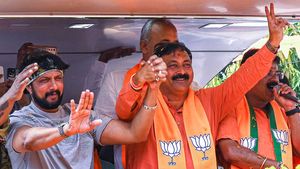 యువకుడిని కత్తితో పొడిచి చంపేసిన లేడీ, హీరో సుదీప్ రోడ్ షో రద్దు, ఏం జరిగిందంటే? 
