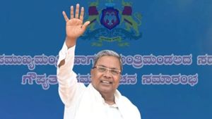 స్కూల్ టీచర్ మీద వేటు వేసిన సిద్దూ ప్రభుత్వం, మ్యాటర్ తెలిస్తే షాక్ !
