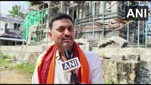  రూ 10 కోట్లతో అమ్మకు ఆలయం - తల్లిపై కుమారుడి ప్రేమ...!!