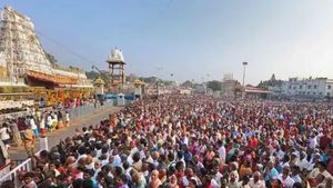 శ్రీవారి ఆలయం సమీపంలోకి, టీటీడీ కోరినా - భక్తుల ఆందోళన..!!