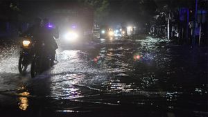 హైదరాబాద్‌లో భారీ వర్షం: మరో రెండు గంటలపాటు అలర్ట్, బయటికి రావొద్దు!