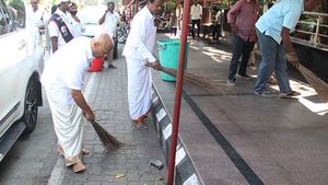 Tirumala: పారిశుధ్య పనుల్లో శ్రీవారి సేవకులు - చీపురు పట్టిన ఈవో, కలెక్టర్..!!