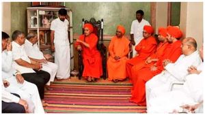 కర్ణాటక ఎన్నికల్లో ఆ పార్టీకి సంపూర్ణ మద్దతు ప్రకటించిన లింగాయత్ ఓటర్లు..!!