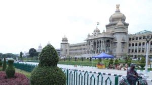 కర్ణాటకలో హై అలర్ట్, ర్యాలీలు, రవ్వ దోసె అంటే రఫ్ ఆడిస్తామని ఫైనల్ వార్నింగ్!   