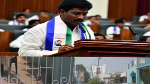ఎమ్మెల్యే వస్తే అన్ని ఇళ్ళకూ తాళాలే; అవమానిస్తారా అంటూ వైసీపీ ఎమ్మెల్యే వార్నింగ్!!