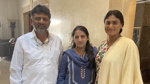 బెంగళూరు కేంద్రంగా కాంగ్రెస్- షర్మిల ప్లాన్: ఏం జరుగుతోంది?