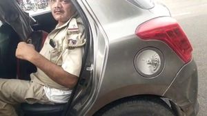 యూనీఫామ్ తో వేసుకుని పోలీసు అధికారులు బార్ లో లిక్కర్ పార్టీ,  రెడ్డి దెబ్బతో ! 