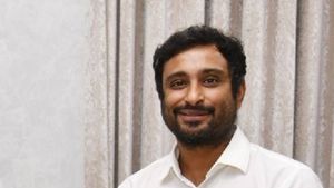 వచ్చేస్తున్నా, ప్రజానాడి తెలుసుకున్నా - అంబటి రాయుడు పొలిటికల్ ఇన్నింగ్స్...!!