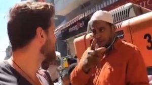 బెంగళూరు నడి రోడ్డులో విదేశీయుడిపై దౌర్జన్యం