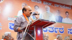  బహిరంగ సమావేశానికి పిలిచి మాజీ సీఎంను ఏం చేశారంటే, ఇంత అవసరమా  ?