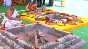 CM KCR: భారత్ భవన్‍కు శంకుస్థాపన చేసిన సీఎం కేసీఆర్..