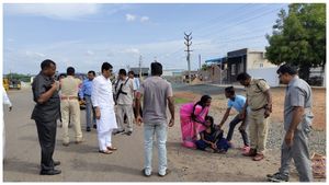 Buggana Rajendranath : మంత్రి బుగ్గన మానవత్వం-రోడ్డు పక్కన పడి ఉన్న మహిళకు..