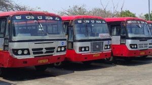 పరీక్షలు రాస్తున్న విద్యార్థులకు ఆర్ టీసీ బస్సుల్లో ఉచిత ప్రయాణం, సూపర్ సీఎం !  