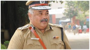 ఎవ్వరూ చిక్కలేదని లేడీ ఐపీఎస్ ను గోకిన మాజీ డీజీపీ, దెబ్బకు చిప్పకూడు ! 