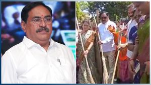 వీడియో: చీపురు పట్టి రోడ్లు ఊడ్చిన మంత్రి ఎర్రబెల్లి!!