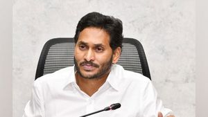 సీన్ మారుతోంది, సీఎం జగన్ అలర్ట్ - గవర్నర్ తో కీలక భేటీ..!!
