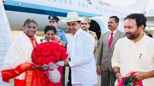 రాష్ట్రపతి ద్రౌపది ముర్ముకు స్వాగతం పలికిన గవర్నర్ తమిళిసై, సీఎం కేసీఆర్, సిటీలో ట్రాఫిక్ ఆంక్షలు