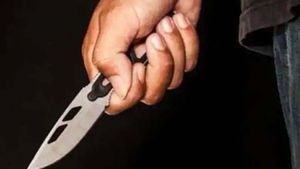 ఆంటీతో అక్రమ సంబంధం, మేడమ్ సొంత ఇంటి మీద కన్ను, ముక్కలుగా నరికేసి ! 
