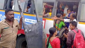 ఆర్టీసీ బస్సులకు మహిళల పోటు- బస్సు డోర్ విరిచి కండక్టర్ చేతిలో పెట్టారు