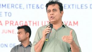 రజినీకాంత్ కితాబు, అమెరికా ఇంజినీర్ల ప్రశంసలు: తెలంగాణ నెంబర్ 1 అంటూ కేటీఆర్