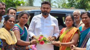 మీడియా మీద చిందులు వేసిన మహిళా మంత్రి సోదరుడు, అంత పాటు పనికిరాదని! 