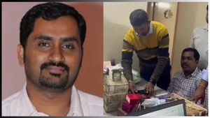 తహసిల్దార్ ఇంట్లో రూ. 300 కోట్ల విలువైన భూమి పత్రాలు, అనంతపురం జిల్లా సరిహద్దులో ! 