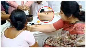  కేసీఆర్ పేరును పచ్చబొట్టుగా వేయించుకున్న మంత్రి సత్యవతి రాథోడ్: టాటూ వేసిందెవరంటే?