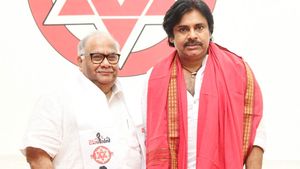 జనసేనలో చేరిన ప్రముఖ సినీ నిర్మాత బీవీఎస్ఎన్ ప్రసాద్: తెలంగాణపై పవన్ కళ్యాణ్ ఇలా