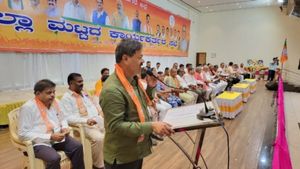 ప్రధాని వచ్చి ఏం పొడిచేశారా ?, ఆయన ఏమైనా పెద్ద హీరోనా, నోటీసులు !