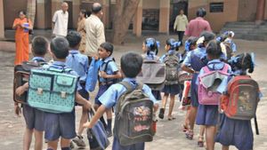 తగ్గని ఎండలు , ఒంటిపూట బడులు - ప్రభుత్వం తాజా నిర్ణయం..!!