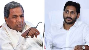 జగన్ బాటలో సీఎం సిద్దూ, సోషల్ మీడియాపై నిఘా, తేడా వస్తే తోలు తియ్యాలని ఆర్డర్!  