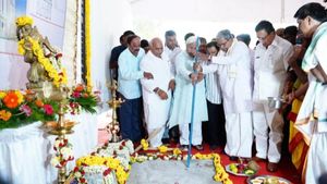 కాళ్లకు షూలు వేసుకుని పూజలు చేసిన సీఎం, మంత్రులు ఏం తక్కువ కాదు, దొందు దొందే ! 