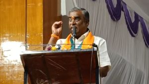 రాహుల్ గాంధీ భారత్ లో బ్యాచిలర్, సార్ కు విదేశాల్లో భార్య, పిల్లలు, గాలి రెడ్డి బ్రదర్ ! 