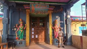 గుడికి తాళం వేపించిన సీఎం, ఎంత చెప్పినా మాట వినలేదని, ఏంజరిగిందంటే ? 