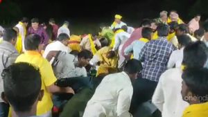 కుప్పకూలిన టీడీపీ వేదిక: చినరాజప్ప, చింతమనేనికి గాయాలు- సెటైర్లు షురూ