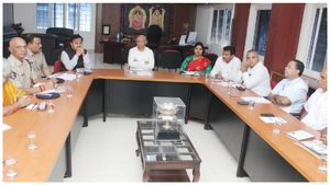 తిరుమల ఘాట్ రోడ్లలో అలా జరగకుండా చూస్తాము, మొబైల్ లో మాట్లాడుతూ వెళితే ! 