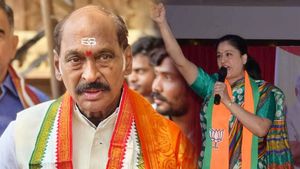 మాణిక్ రావు ఠాక్రేకు మతిభ్రమించింది: ప్యాకేజీ పార్టీ అంటూ విజయశాంతి ఘాటు వ్యాఖ్యలు 