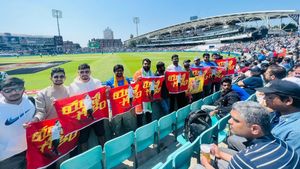WTC Finalలో ఎగిరిన నారా లోకేష్ యువగళం జెండా- సెటైర్లు