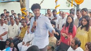 ఆ పరిస్థితి చూసి కన్నీళ్లొచ్చాయి: హిమాన్షురావు తొలి పబ్లిక్ స్పీచ్ సూపర్, తాత, తండ్రి తరహాలో