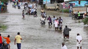 తెలంగాణలో శనివారం సెలవు: హైదరాబాద్‌కు హెచ్చరిక, భారీ వర్షాలపై కేసీఆర్ రివ్యూ