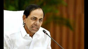 వర్షాలు, వరద పరిస్థితిపై సీఎం కేసీఆర్ రివ్యూ: మంత్రులకు ఫోన్, కీలక ఆదేశాలు