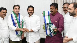 వైసీపీలో చేరిన కీలక నేత-కండువా కప్పిన జగన్: ఆ పార్టీకి బిగ్ షాక్