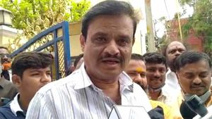 మాజీ మంత్రి, సిట్టింగ్ ఎమ్మెల్యే, సినీ నిర్మాతకు సినిమా చూపించిన మాజీ గురువు ! 